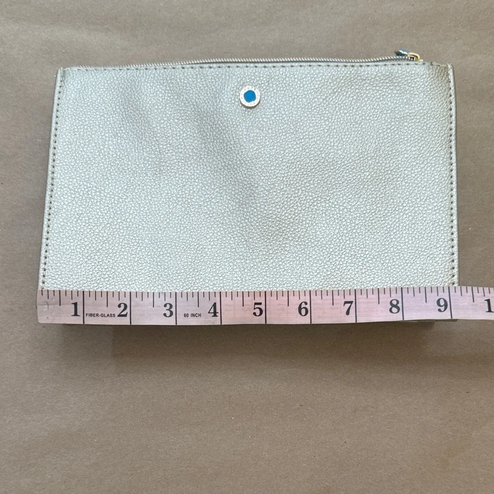 Bvlgari and Emirates Sand and Turquoise Amenity Bag. - Picture 7 of 8